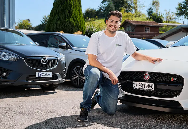 Möchten Sie Ihren Gebrauchtwagen verkaufen? Dann sind Sie bei Zariyat GmbH genau richtig. Wir bieten Ihnen eine einfache und schnelle Lösung für den Verkauf Ihres Autos – sei es ein Personenwagen, Lieferwagen, Bus, Wohnwagen oder LKW. Unser erfahrenes Team ist auf den Kauf und Verkauf von Autos spezialisiert und unterstützt Sie bei jedem Schritt des Prozesses. Wenn Sie ein Occasion Auto verkaufen möchten oder ein altes Auto zu verkaufen haben, sind wir der richtige Ansprechpartner. Wir garantieren Ihnen faire Preise und eine unkomplizierte Abwicklung. Darüber hinaus sind wir auch auf den Ankauf von Oldtimern spezialisiert. Wenn Sie Ihren Oldtimer verkaufen möchten, profitieren Sie von unserem Fachwissen im Bereich Oldtimer Ankauf und erhalten Sie ein attraktives Angebot. 
Zusätzlich bieten wir Ihnen die Möglichkeit, Ihr Auto direkt bei uns einzustellen. Sie können Ihr Fahrzeug bei uns inserieren und profitieren von unserer umfassenden Reichweite und unserer Erfahrung im Autohandel. Unser Ziel ist es, den Gebrauchtwagenankauf so einfach und stressfrei wie möglich für Sie zu gestalten.